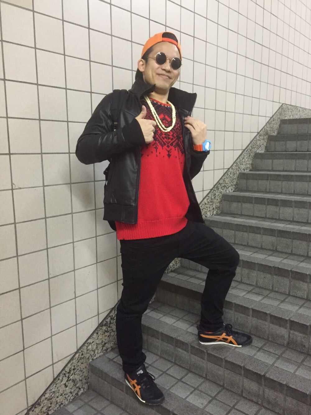 「ストリート、ライダース、黒、オニツカタイガー、スキニー」｜「Onitsuka Tigerのアイテム（スニーカー、ブラック系）」を使った、崚雅さん（メンズ・164cm）の冬コーディネートの1枚目の写真