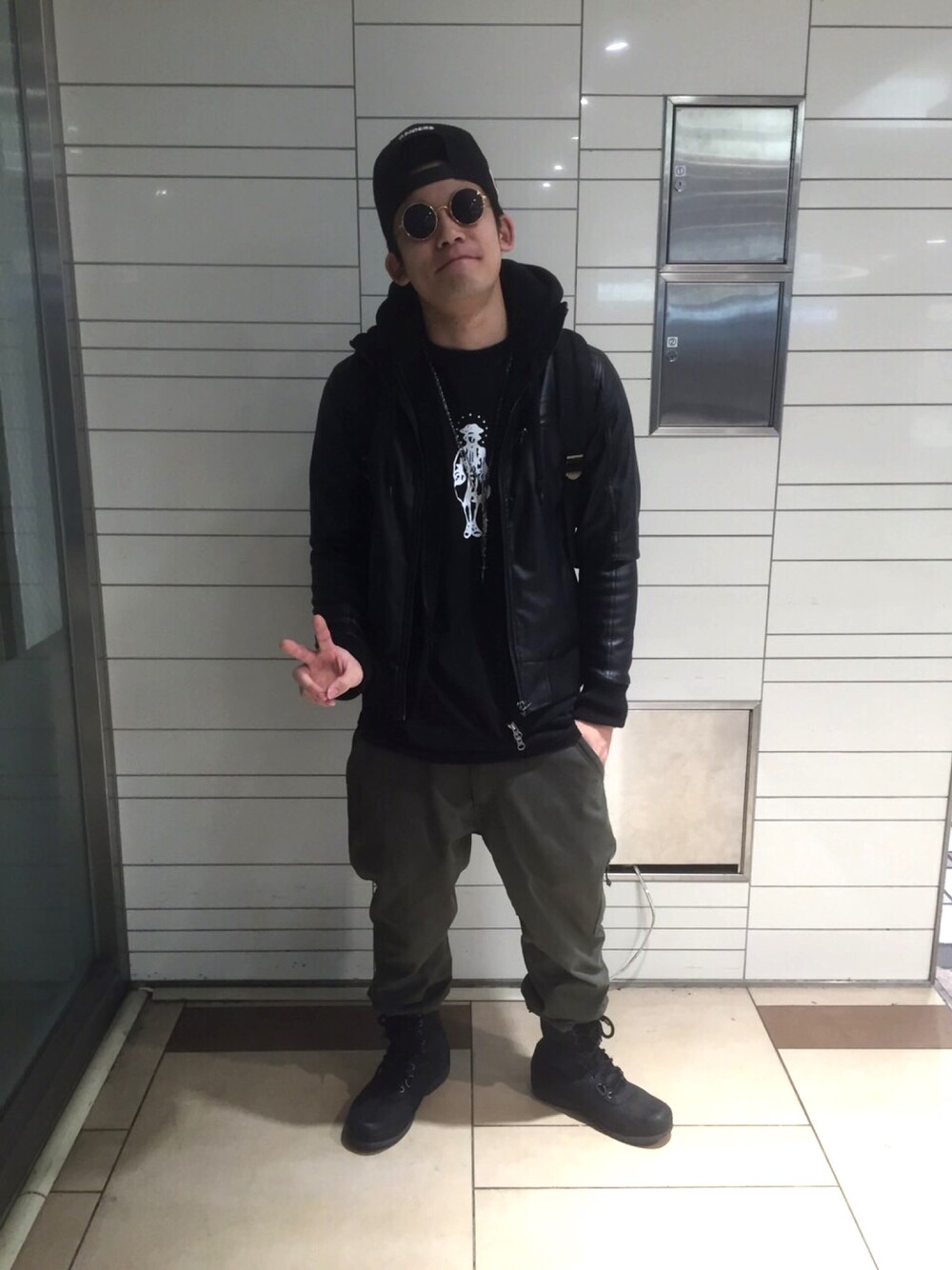「黒、ストリート」｜「BLACK SCALEのアイテム（Tシャツ/カットソー、ブラック系）」を使った、崚雅さん（メンズ・164cm）の冬コーディネートの1枚目の写真