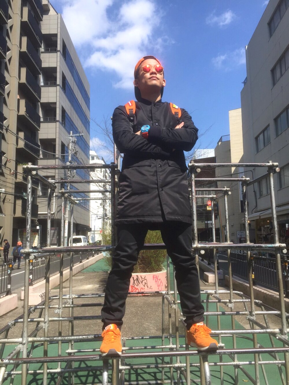 「オレンジ、スニーカー、ストリート、黒、MA-1、オニツカタイガー」｜「Onitsuka Tigerのアイテム（スニーカー、オレンジ系）」を使った、崚雅さん（メンズ・164cm）の春コーディネートの1枚目の写真
