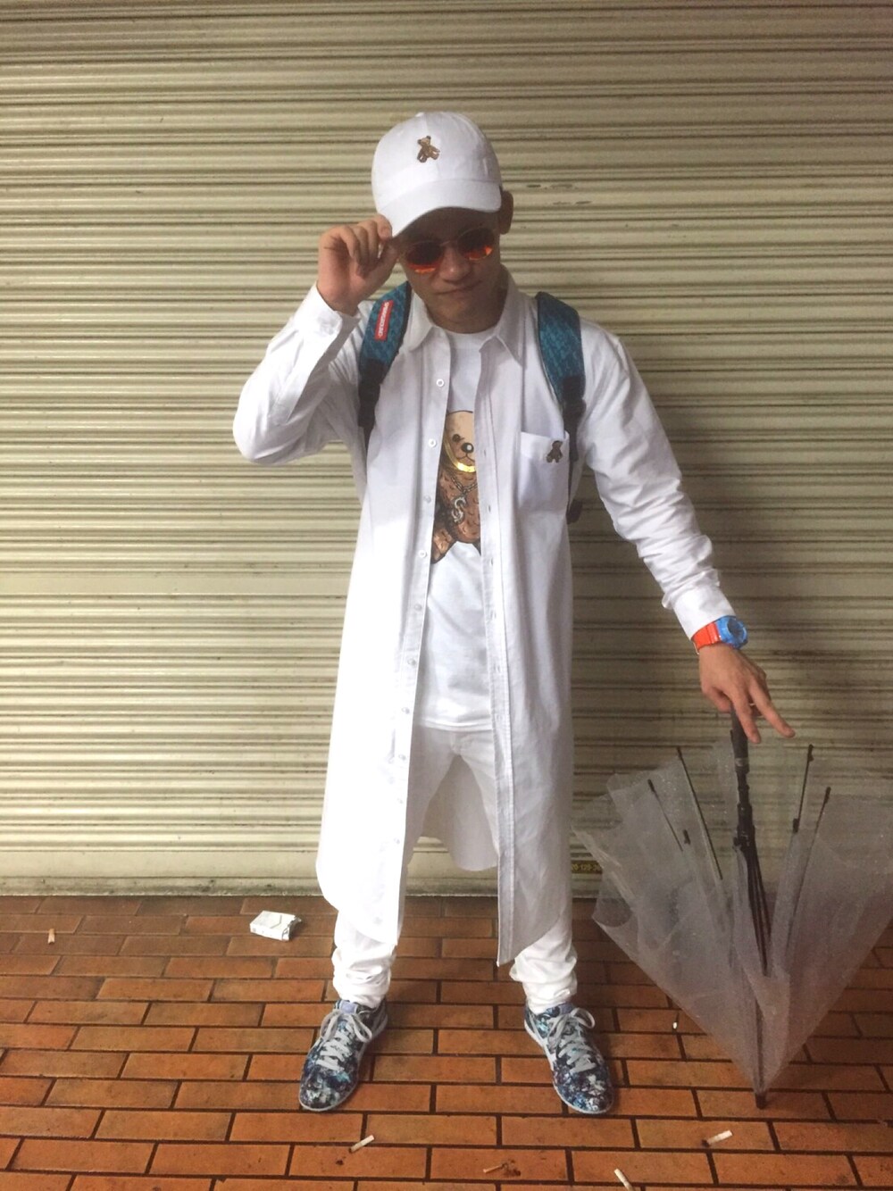 「白シャツ、白、スニーカー、オニツカタイガー、ストリート、ホワイト、Tシャツ、JOYRICH」｜「Onitsuka Tigerのアイテム（スニーカー、ブルー系）」を使った、崚雅さん（メンズ・164cm）の春コーディネートの1枚目の写真