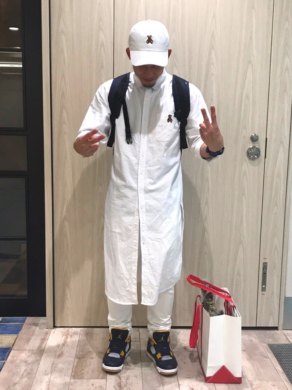 「白シャツ、白、NIKE、Jordan、スニーカーコーデ、ストリート、JOYRICH」｜「NIKEのアイテム（スニーカー、ブルー系）」を使った、崚雅さん（メンズ・164cm）の秋コーディネートの1枚目の写真