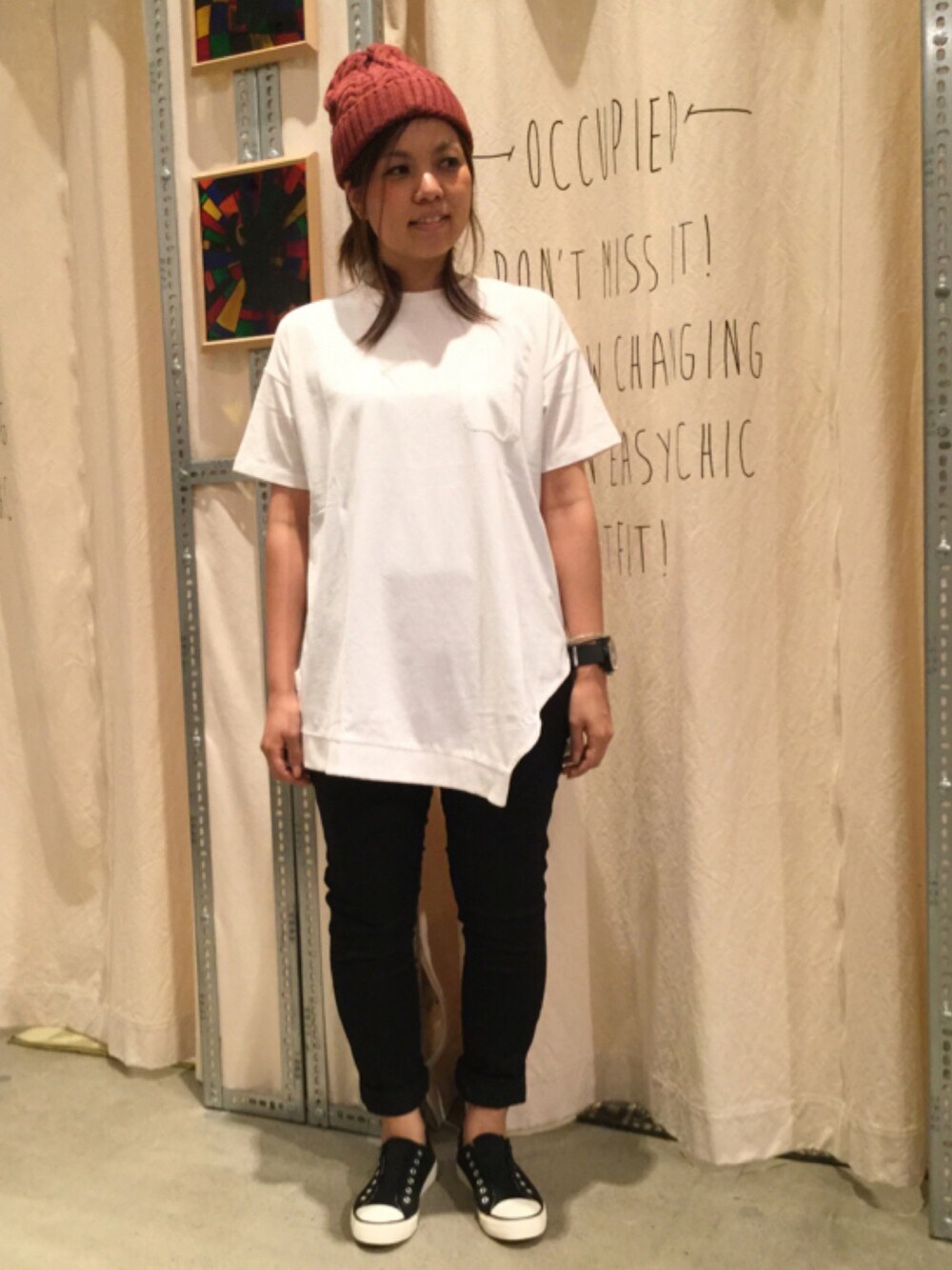 ホワイト系のTシャツ/カットソー、ブラック系のその他パンツ、ブラック系のスリッポンを着用したレディースの夏コーディネートの1枚目の写真