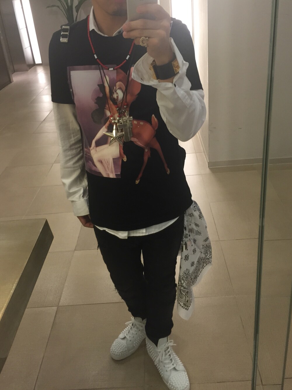 「ジバンシィ、シッピークレイジーホース、スター、クロス、バンビ、エルメス、クリスチャンルブタン、シロスニーカー」｜「Christian Louboutinのアイテム（スニーカー、ホワイト系）」を使った、SSさん（メンズ・172cm）の秋コーディネートの1枚目の写真