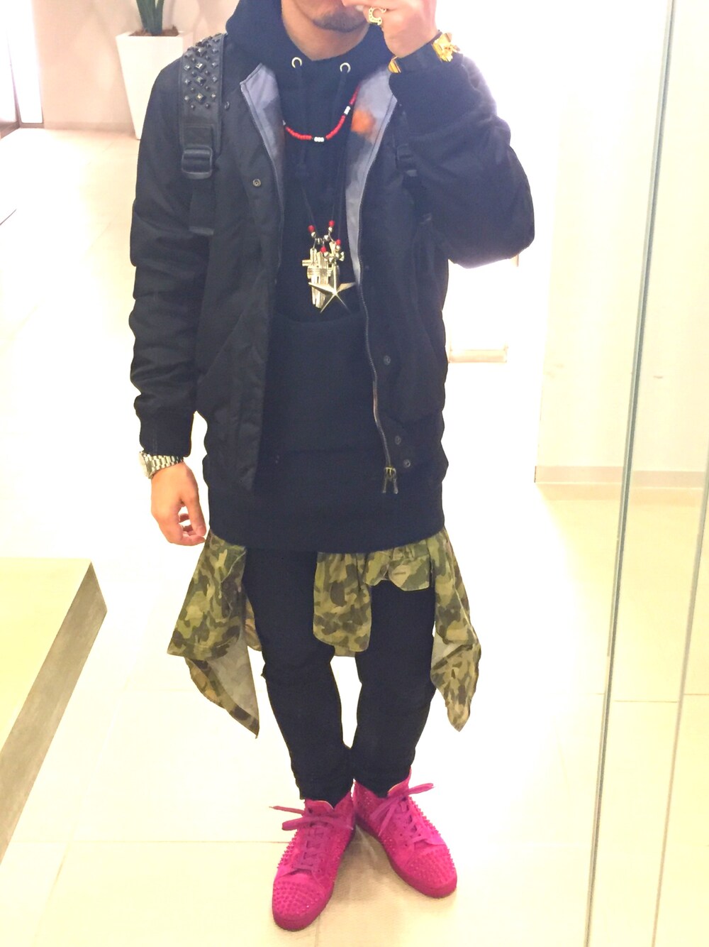 「Christian Louboutinのアイテム（スニーカー、ピンク系）」を使った、SSさん（メンズ・172cm）の冬コーディネートの1枚目の写真