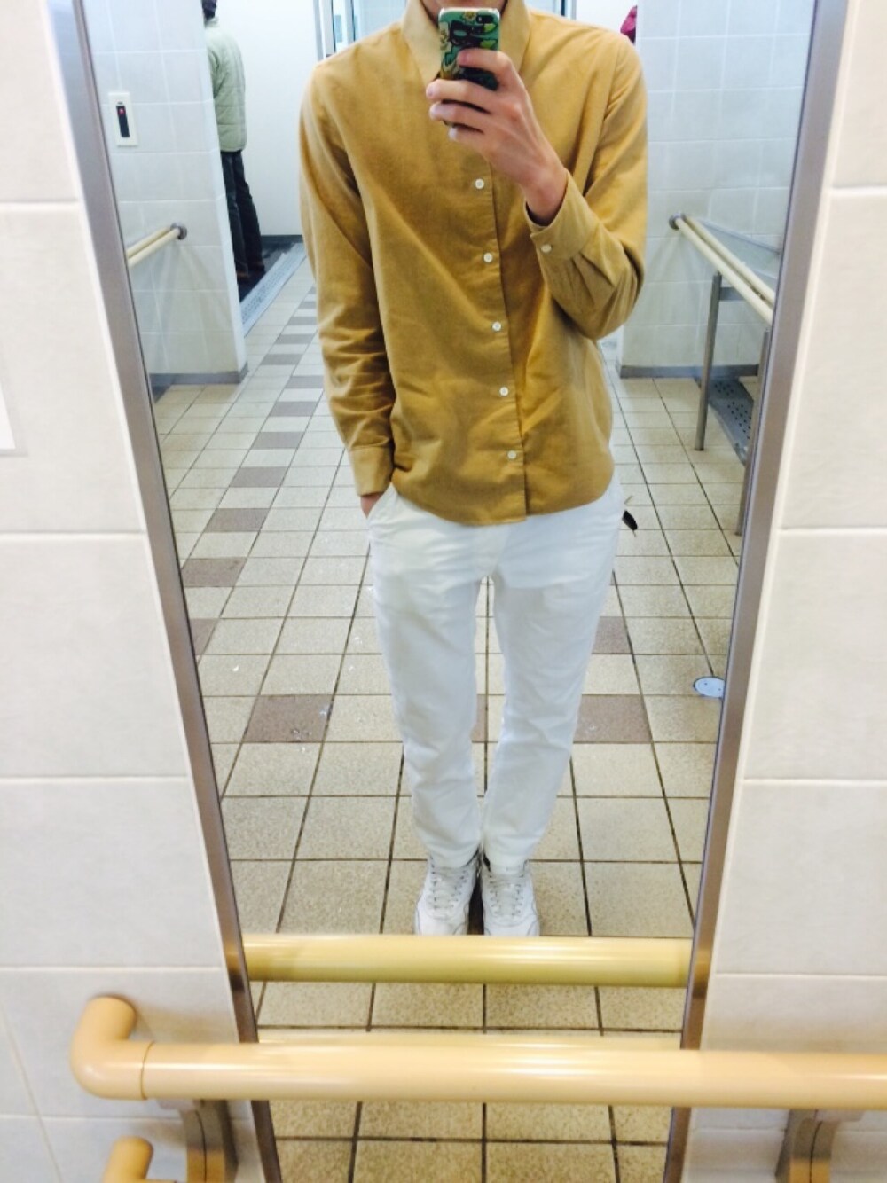 「雨の日コーデ、盛岡、休み」｜「ID DAILYWEARのアイテム（シャツ/ブラウス、ベージュ系）」を使った、なりさん（メンズ・180cm）の冬コーディネートの1枚目の写真
