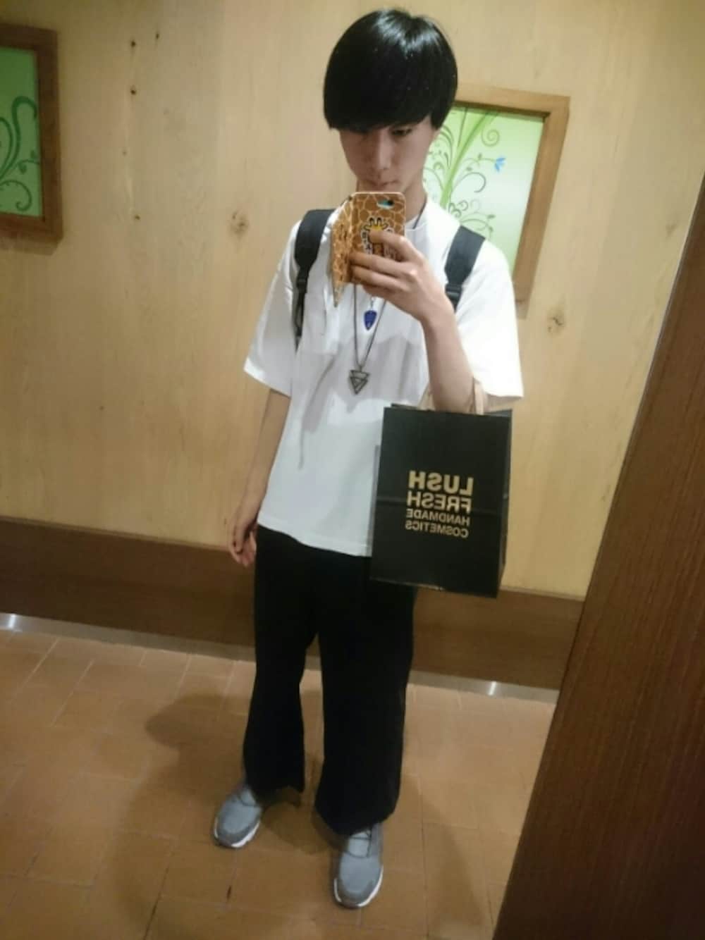 「GU、モノトーン、移動着、LUSH、石鹸、Tシャツ、ワイドパンツ、ワイドパンツ×スニーカー」｜「GUの（GU）プリントポケ付きＴ（半袖）（トップス、ホワイト系）」を使った、おたべさん（メンズ・179cm）の秋コーディネートの1枚目の写真