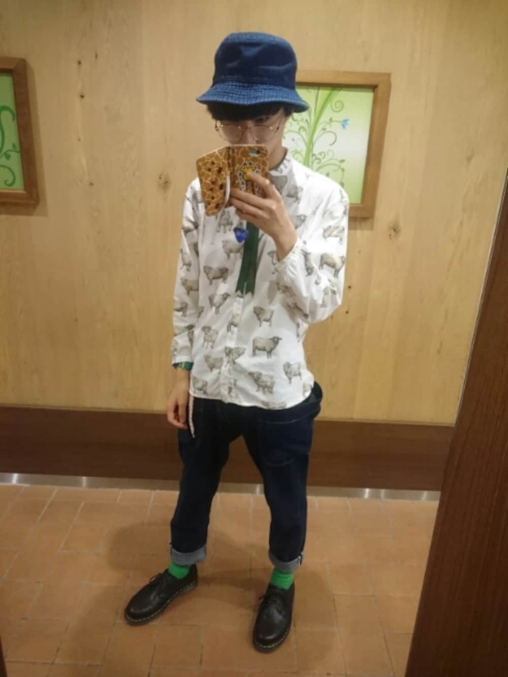 「秋のコーデ、シャツスタイル、デニム、伊達メガネ、Dr.Martens、バケットハット、ne-net、ロールアップ、ひつじ、ブローチ」｜「made inEngland Dr.Martensのmade inEngland Dr.Martens（ブーツ、ブラック系）」を使った、おたべさん（メンズ・179cm）の秋コーディネートの1枚目の写真