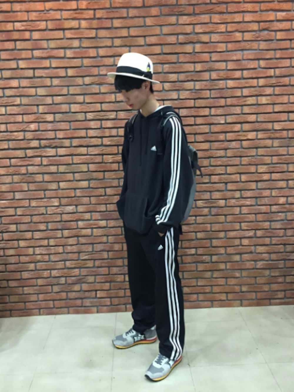「スポーティ、パーカー、adidas、３本線、古着、下北沢、ジャージ、ヴィンテージ」｜「adidasのadidasパンツ（パンツ、ブラック系）」を使った、おたべさん（メンズ・179cm）の秋コーディネートの1枚目の写真
