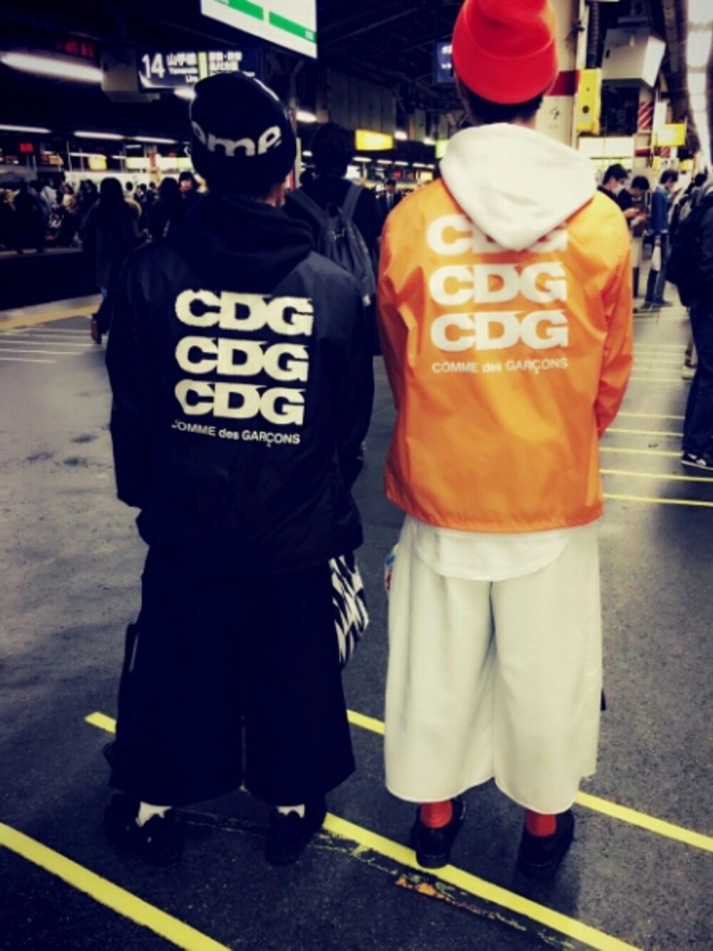 「COMME des GARÇONS、コムデギャルソン、ストリート、ペアルック、下北沢」｜「COMME des GARÇONSのCOMME des GARÇONS コーチジャケット（ナイロンジャケット、オレンジ系）」を使った、おたべさん（メンズ・179cm）の秋コーディネートの1枚目の写真