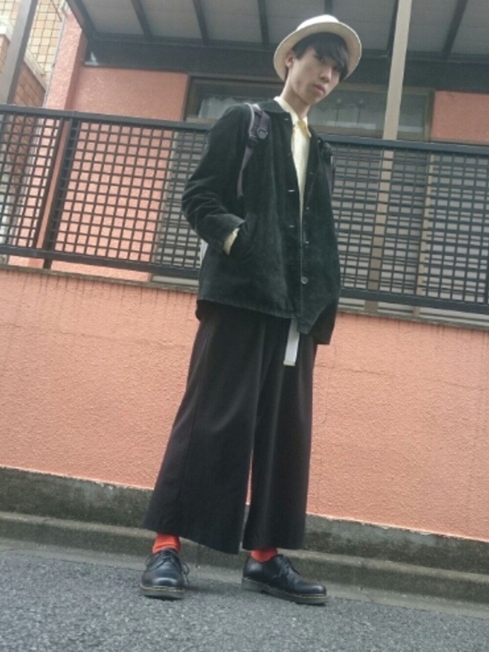 「ISSEY MIYAKE、ﾌﾟﾘｰﾂｼｬﾂ、used、高円寺、古着ミックス、GU、ワイドパンツ、ドクターマーチン」｜「ISSEY MIYAKEMENのプリーツシャツ（シャツ/ブラウス、イエロー系）」を使った、おたべさん（メンズ・179cm）の秋コーディネートの1枚目の写真