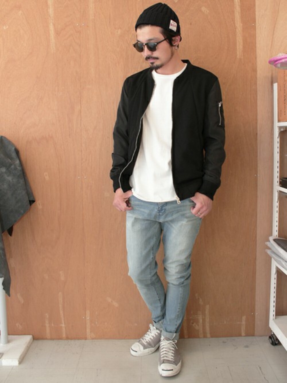 ブラック系のMA-1、ホワイト系のTシャツ/カットソー、ブルー系のデニムパンツを着用したメンズの春コーディネートの1枚目の写真