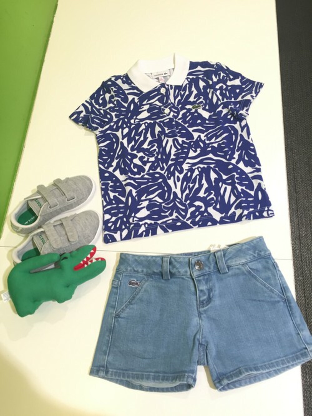 「＃デニム、#LACOSTE、#ポロシャツ、#キッズコーデ、#ラコステ、#女の子コーデ、#ジュニアコーデ、#柄ポロシャツ、#サマーコーデ」｜「LACOSTEのLACOSTE CARNABY EVO 116 2（スニーカー、グレー系）」を使った、MIYUKI SAITOさん（レディース・162cm）の春コーディネートの1枚目の写真