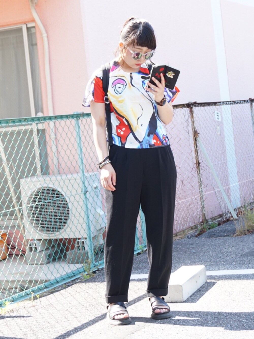 「暑い、Diesel、ブレスレット、リング、Dr.Martens、NIXON、サングラス、アクセサリー、NIKE、夏」｜「Thailandのアイテム（Tシャツ/カットソー、その他）」を使った、笹さん（レディース・157cm）の夏コーディネートの1枚目の写真