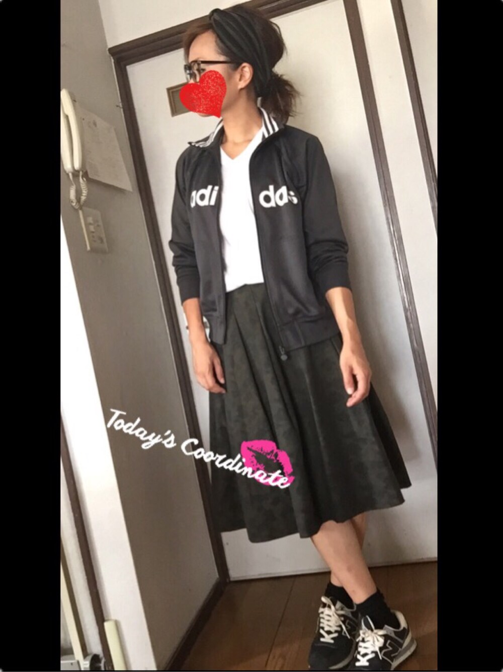 「アディダス、ジャージ、ユニクロ、ママコーデ、ヘアバンド、ミモレ丈、ラクチンコーデ、クラッチバッグ、迷彩スカート」｜「UNIQLOのアイテム（スカート、グリーン系）」を使った、chi--ka♡さん（レディース・159cm）の秋コーディネートの1枚目の写真