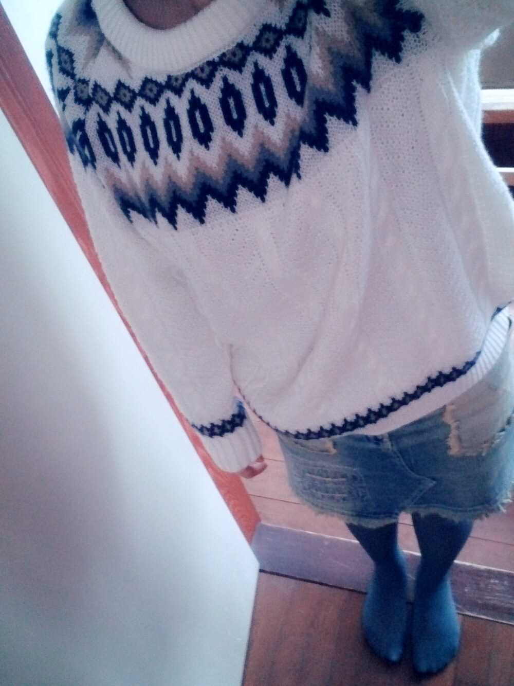 ホワイト系のニット/セーター、ブルー系のデニムスカートを着用したレディースの秋コーディネートの1枚目の写真