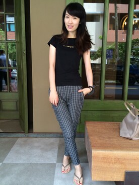 「アイテム（ビーチサンダル）」を使った、Brenda Chungさん（レディース・167cm）の秋コーディネート