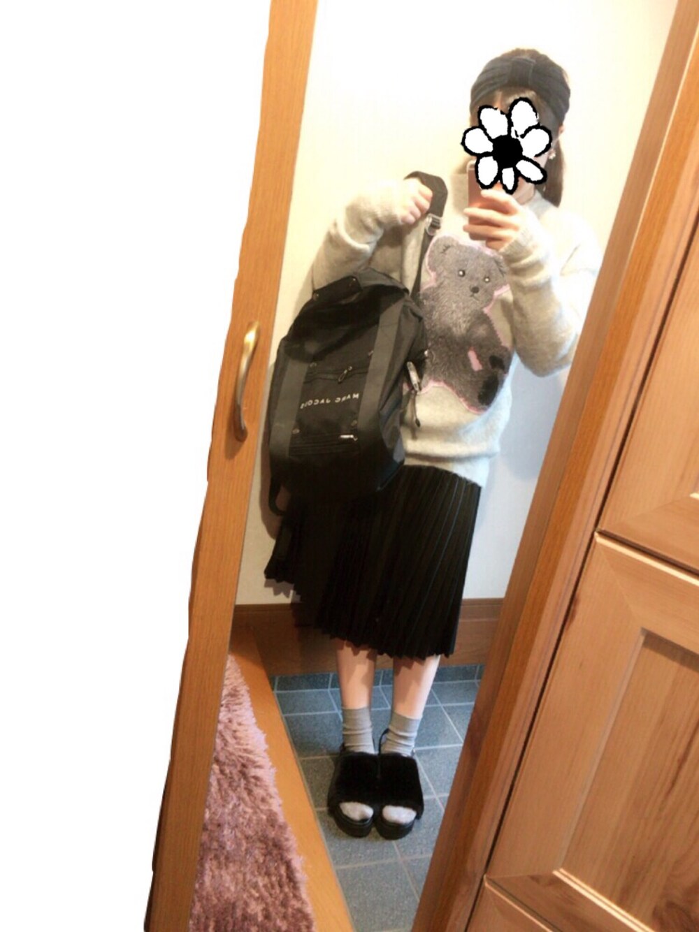 「g.v.g.v.、レザースカート、ファーサンダル」｜「G.V.G.V.のDREAM BEAR APPLIQUE SWEATER（ニット/セーター、グレー系）」を使った、みゅうさん（メンズ・165cm）の秋コーディネートの1枚目の写真