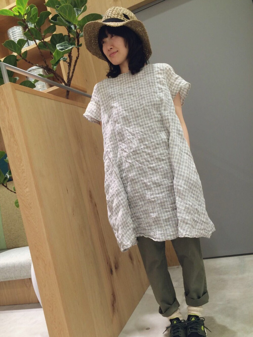「ワンピース×スニーカー、チェックワンピース、カーキ、ピュアルセシン」｜「PUAL CE CINのチェックフレアーＯＰ（ワンピース、その他）」を使った、PUALCECIN立川店さん（レディース・158cm）の春コーディネートの1枚目の写真
