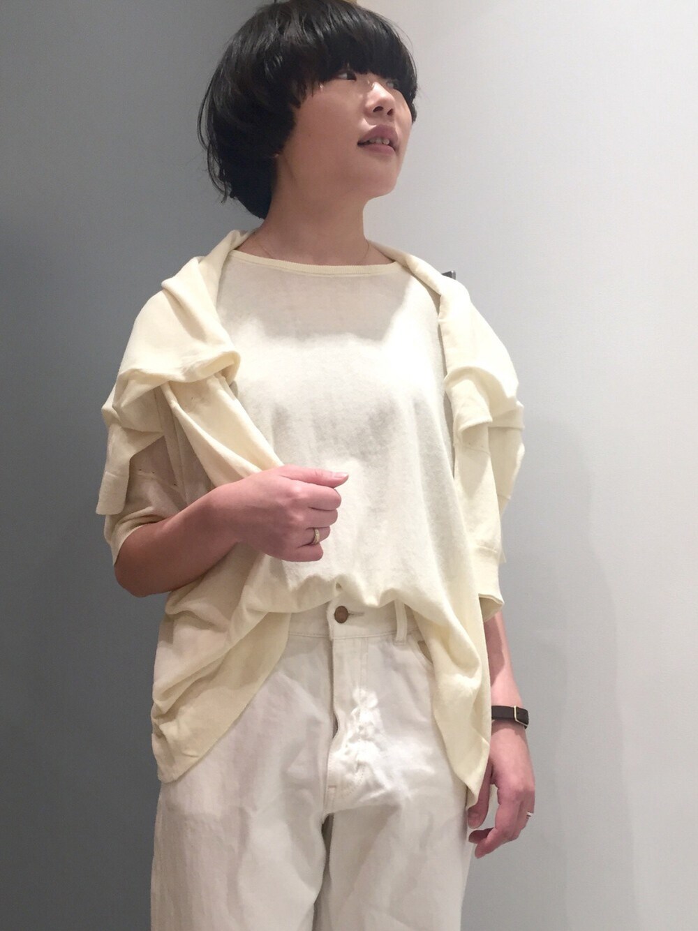 「パンツスタイル、大人カジュアル、ニット、カーディガン、ホワイトコーデ」｜「PUAL CE CINのアイテム（ニット/セーター、ホワイト系）」を使った、PUALCECIN立川店さん（レディース・158cm）の春コーディネートの1枚目の写真
