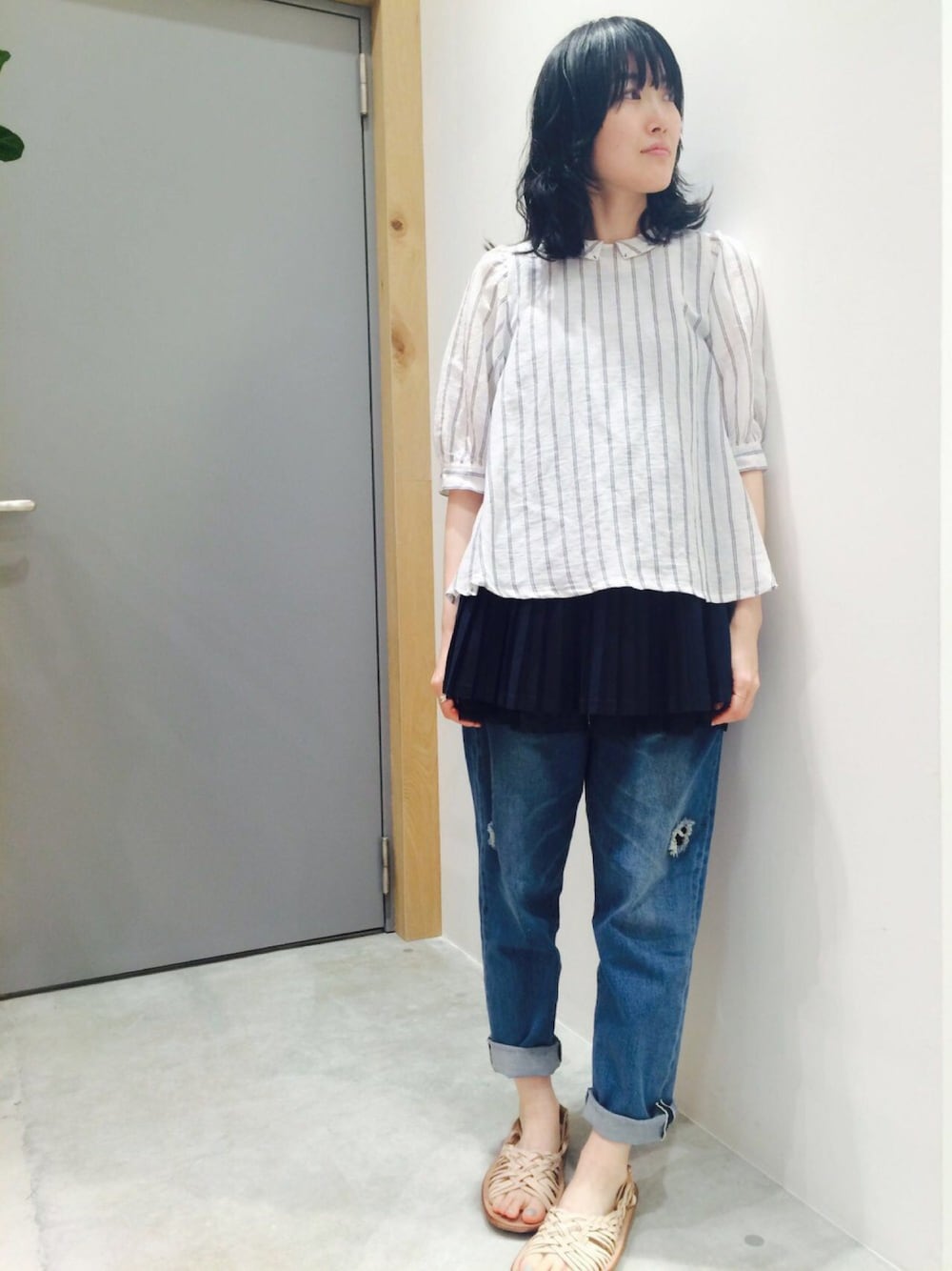 「ピンストライプ、プリーツ、ダメージデニムパンツ、サンダル、ピュアルセシン」｜「PUAL CE CINのストライプ襟付Ｐ／ＯＢＬ（シャツ/ブラウス、その他）」を使った、PUALCECIN立川店さん（レディース・158cm）の春コーディネートの1枚目の写真
