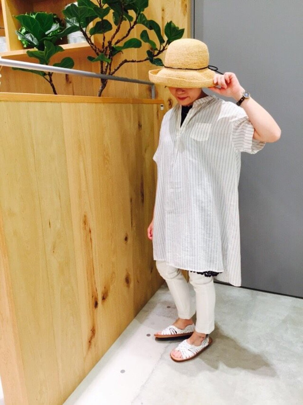 「シャツワンピ、白パンツ、白サンダル、麦わら帽子、ピュアルセシン」｜「PUAL CE CINのスキッパーＯＰ（ワンピース、その他）」を使った、PUALCECIN立川店さん（レディース・158cm）の春コーディネートの1枚目の写真