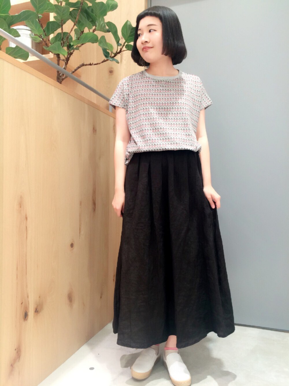 「カジュアル、ウォーリーをさがせ！、ラフ、リネン、pualcecin」｜「PUAL CE CINのＷＡＬＬＹ総柄ｐｔＴ（Tシャツ/カットソー、グレー系）」を使った、PUALCECIN立川店さん（レディース・158cm）の夏コーディネートの1枚目の写真