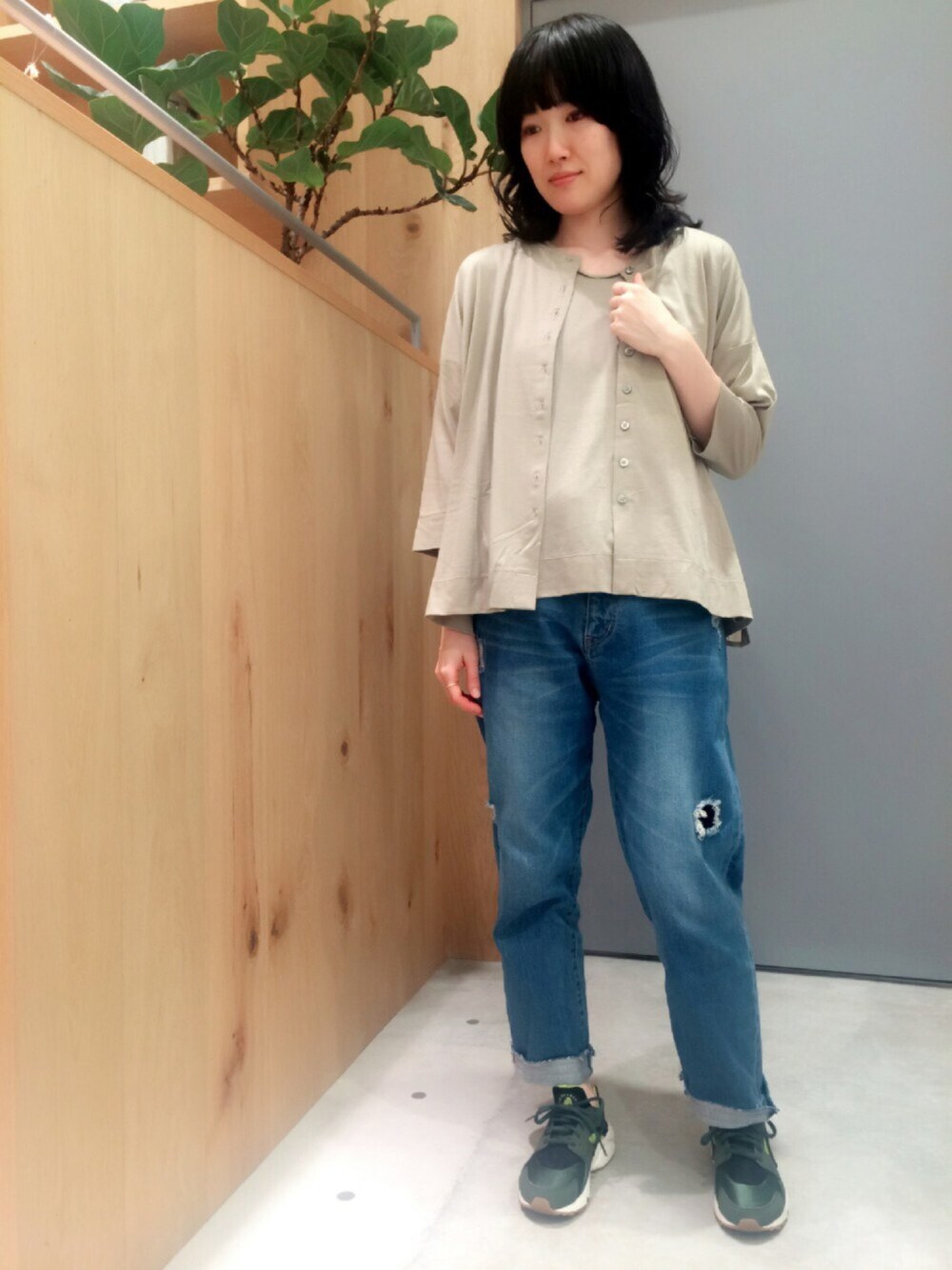 「pualcecin、カジュアルコーデ、カーキ、NIKE、デニム」｜「PUAL CE CINのアイテム（Tシャツ/カットソー、グリーン系）」を使った、PUALCECIN立川店さん（レディース・158cm）の夏コーディネートの1枚目の写真