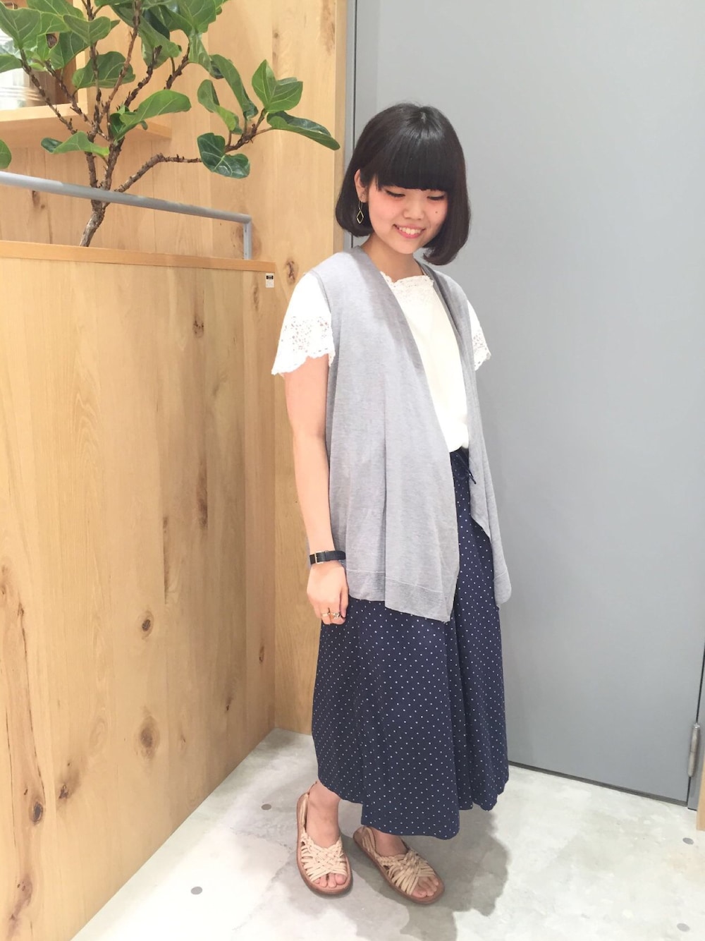 「休日スタイル、夏コーデ、パンツスタイル、ラフ、Tシャツ、ジレ、レース、ドット、ワイドパンツ」｜「PUAL CE CINのアイテム（ベスト、グレー系）」を使った、PUALCECIN立川店さん（レディース・158cm）の夏コーディネートの1枚目の写真