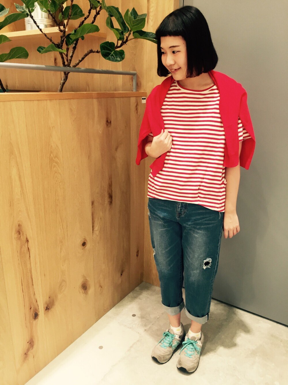 「夏、ボーダートップス、デニム、ピュアルセシン、ボーダーTシャツ、スニーカーコーデ」｜「NEW BALANCEのアイテム（スニーカー、グレー系）」を使った、PUALCECIN立川店さん（レディース・158cm）の夏コーディネートの1枚目の写真