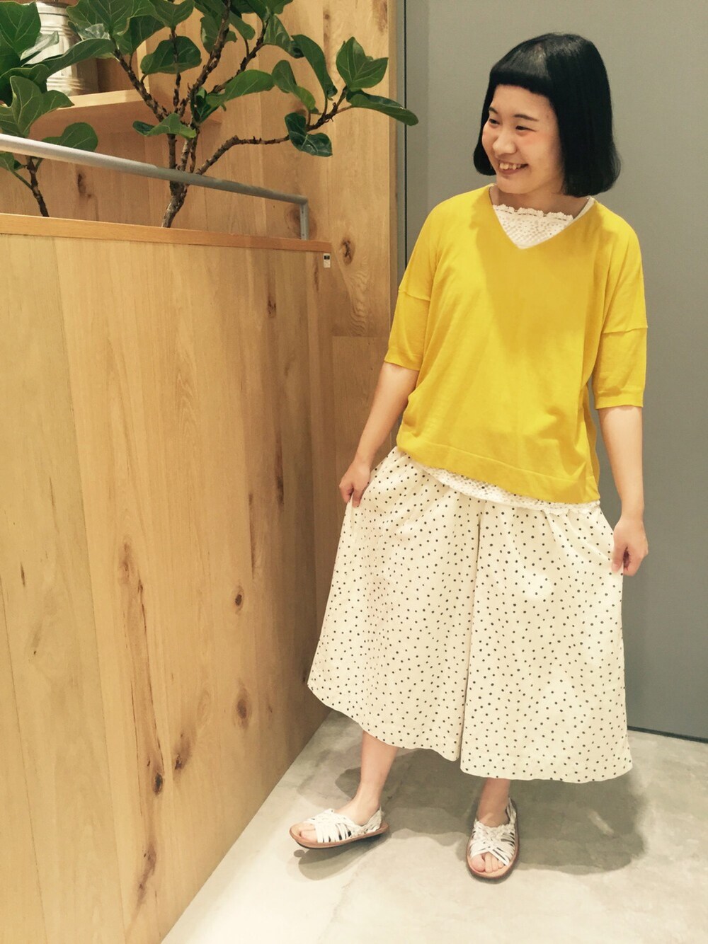「ドット、サマーニット、ラフ、ドットパンツ、サンダル、ピュアルセシン」｜「PUAL CE CINの浅ＶＮ半袖Ｐ／Ｏ（ニット/セーター、イエロー系）」を使った、PUALCECIN立川店さん（レディース・158cm）の夏コーディネートの1枚目の写真