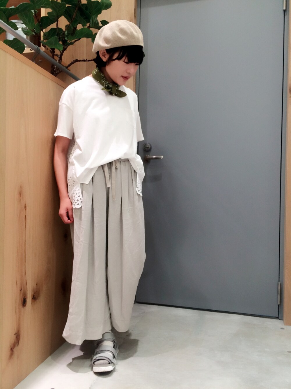 「夏コーデ、オトナカジュアル、カジュアルコーデ、レース、ガウチョパンツ、スポサン、pualcecin、SHAKA」｜「PUAL CE CINのカットワークレース半袖Ｐ／Ｏ（Tシャツ/カットソー、ホワイト系）」を使った、PUALCECIN立川店さん（レディース・158cm）の夏コーディネートの1枚目の写真