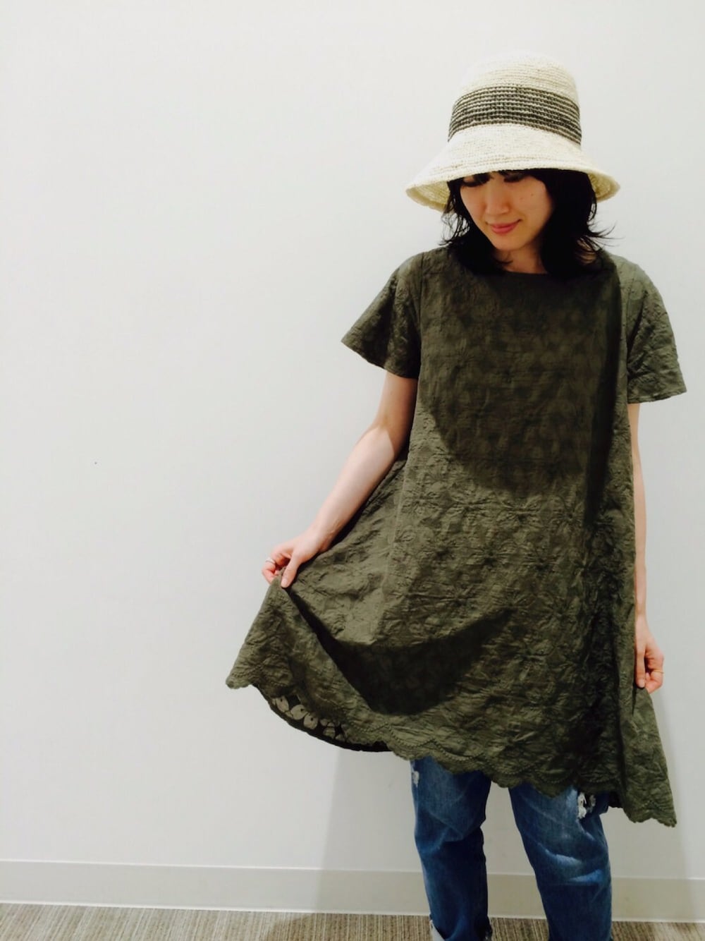 「レース、夏コーデ、ワンピース×デニム、ピュアルセシン、ワンピース、カーキ」｜「PUAL CE CINのアイテム（ハット、ベージュ系）」を使った、PUALCECIN立川店さん（レディース・158cm）の夏コーディネートの1枚目の写真