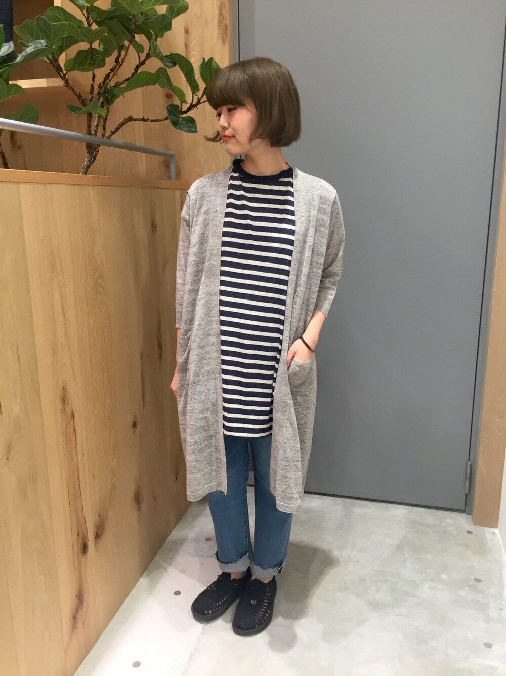 「シンプル、デニムパンツ、ボーダートップス」｜「PUAL CE CINのＬＩＮＥＮＬＣ／Ｄ（カーディガン/ボレロ、グレー系）」を使った、PUALCECIN立川店さん（レディース・158cm）の夏コーディネートの1枚目の写真