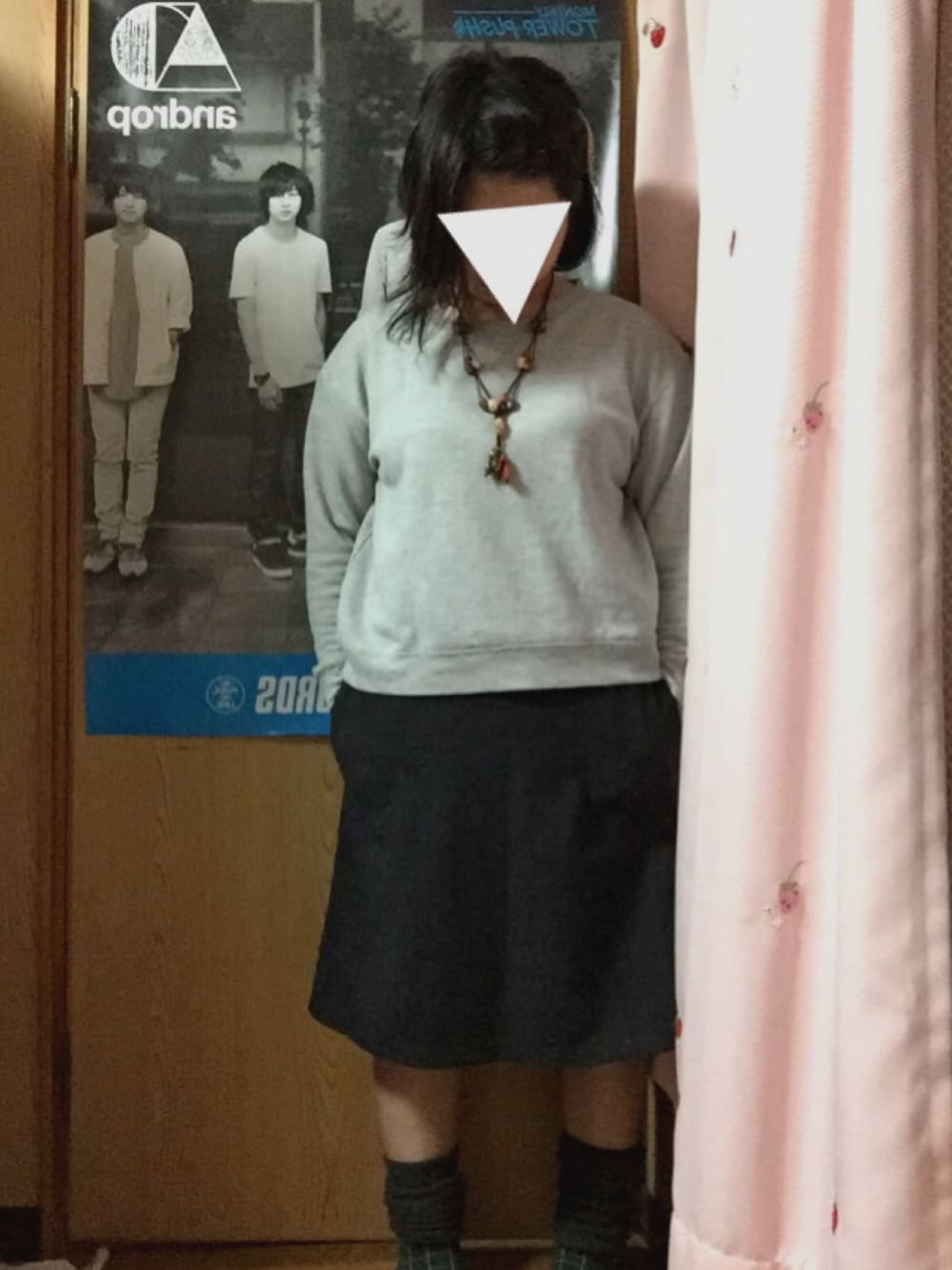 グレー系のスウェット、ブラック系のスカート、ブラック系のレッグウォーマーを着用したレディースの秋コーディネートの1枚目の写真