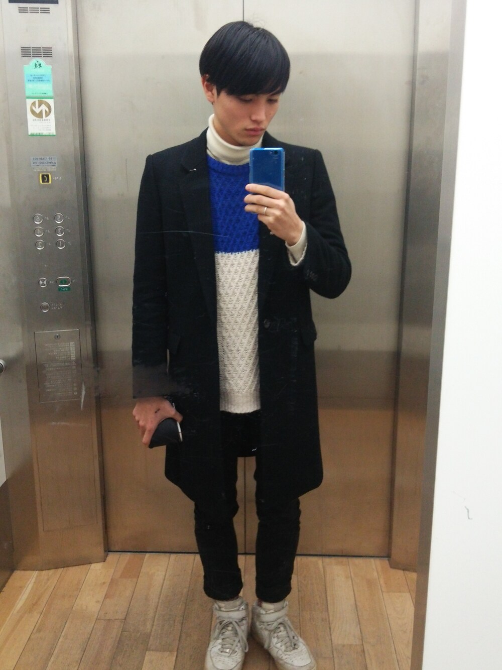 「バイカラー、ブルー x ホワイト、白スニーカー」｜「CHEAP MONDAYのTight New Black（デニムパンツ、ブラック系）」を使った、たくみんさん（メンズ・168cm）の冬コーディネートの1枚目の写真