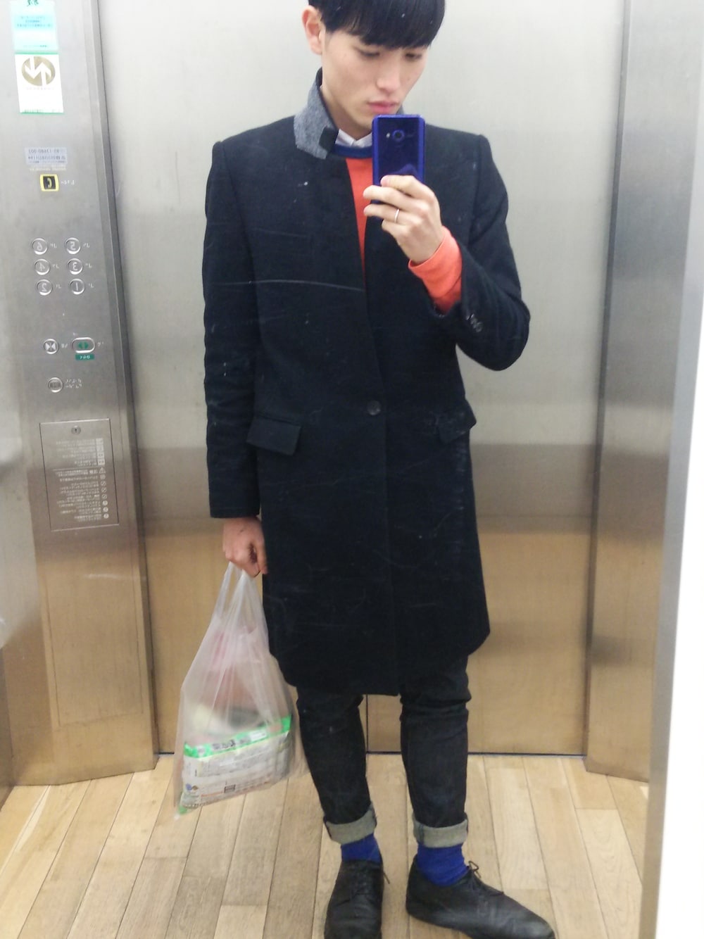 「モード、ブルー、オレンジ」｜「JOHN LAWRENCE SULLIVANのKNIT SWEATER（ニット/セーター、ブルー系）」を使った、たくみんさん（メンズ・168cm）の冬コーディネートの1枚目の写真