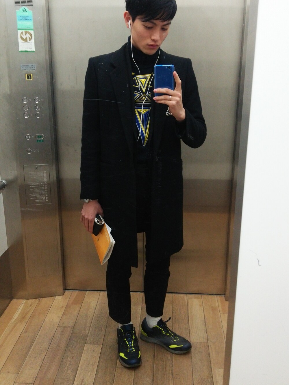 「モード、ブラック、ネイビー、ブルー、ホワイト、イエロー、LAD MUSICIAN」｜「JOHN LAWRENCE SULLIVANのJOHN LAWRENCE SULLIVAN タートルニット / ジョン ローレンス サリバン（ニット/セーター、ブルー系）」を使った、たくみんさん（メンズ・168cm）の冬コーディネートの1枚目の写真
