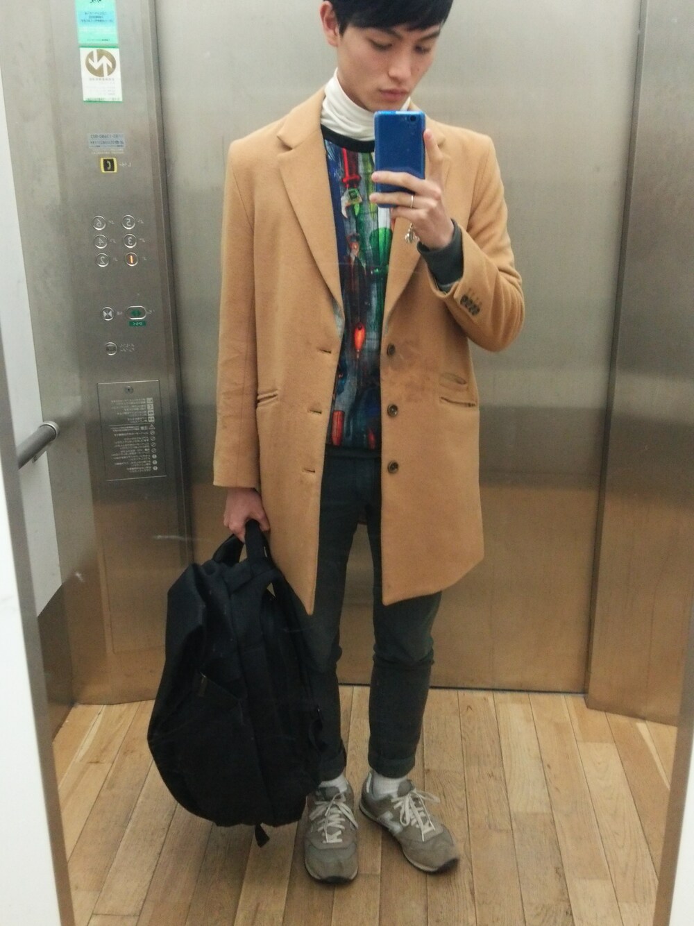 「グレー、グレーコーデ」｜「DISCOVEREDの【DISCOVERED】LONG JACKET COAT（チェスターコート、ベージュ系）」を使った、たくみんさん（メンズ・168cm）の春コーディネートの1枚目の写真