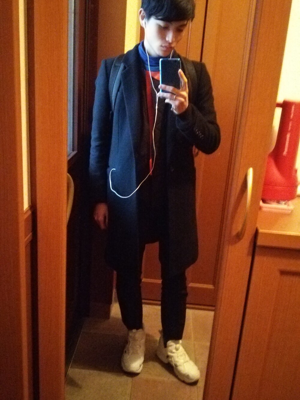 「モード、スポーツ、ホワイトスニーカー、LAD MUSICIAN」｜「JOHN LAWRENCE SULLIVANのKNIT SWEATER（ニット/セーター、ブルー系）」を使った、たくみんさん（メンズ・168cm）の春コーディネートの1枚目の写真