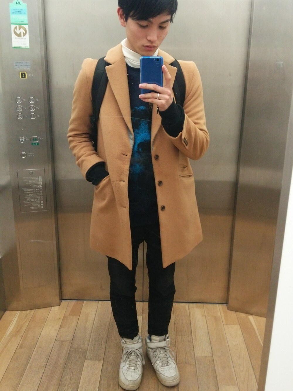 「カジュアル、モード、ホワイトスニーカー」｜「DISCOVEREDの【DISCOVERED】LONG JACKET COAT（チェスターコート、ベージュ系）」を使った、たくみんさん（メンズ・168cm）の春コーディネートの1枚目の写真