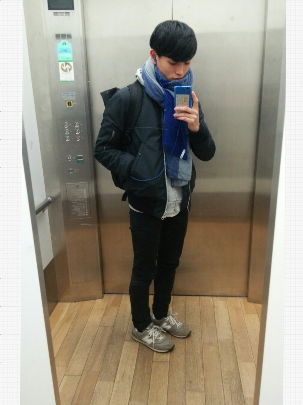 「ストール、モノトーン、カジュアルモード」｜「CHEAP MONDAYのTight New Black（デニムパンツ、ブラック系）」を使った、たくみんさん（メンズ・168cm）の冬コーディネートの1枚目の写真