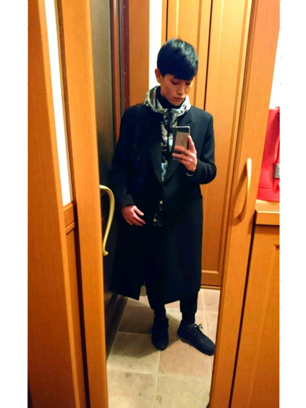 「モード、スポーツミックス、ブラック、ナイロンパーカー」｜「Paul SmithのWOOL DOUBLE BREASTED LONG COAT / 253207 269P（チェスターコート、ブラック系）」を使った、たくみんさん（メンズ・168cm）の冬コーディネートの1枚目の写真