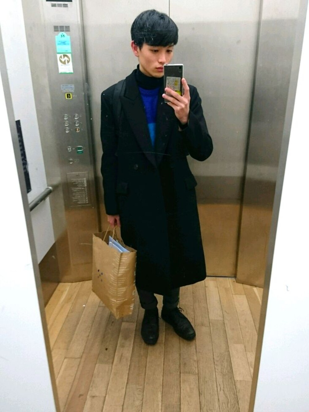 「モード、ブラック、ネイビー、グリーン、ブルー」｜「Paul SmithのWOOL DOUBLE BREASTED LONG COAT / 253207 269P（チェスターコート、ブラック系）」を使った、たくみんさん（メンズ・168cm）の冬コーディネートの1枚目の写真