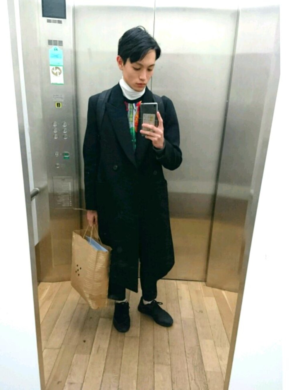 「モード、スニーカー、カラフルトップス」｜「Paul SmithのWOOL DOUBLE BREASTED LONG COAT / 253207 269P（チェスターコート、ブラック系）」を使った、たくみんさん（メンズ・168cm）の冬コーディネートの1枚目の写真