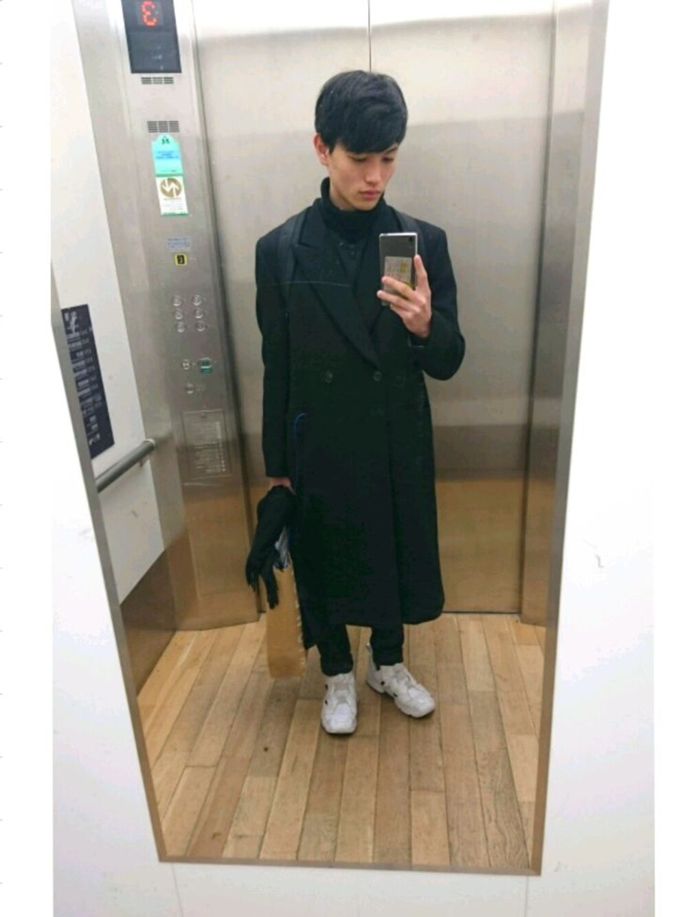 「モード、モノトーン、ブラック、ホワイト、ハイテクスニーカー」｜「Paul SmithのWOOL DOUBLE BREASTED LONG COAT / 253207 269P（チェスターコート、ブラック系）」を使った、たくみんさん（メンズ・168cm）の冬コーディネートの1枚目の写真