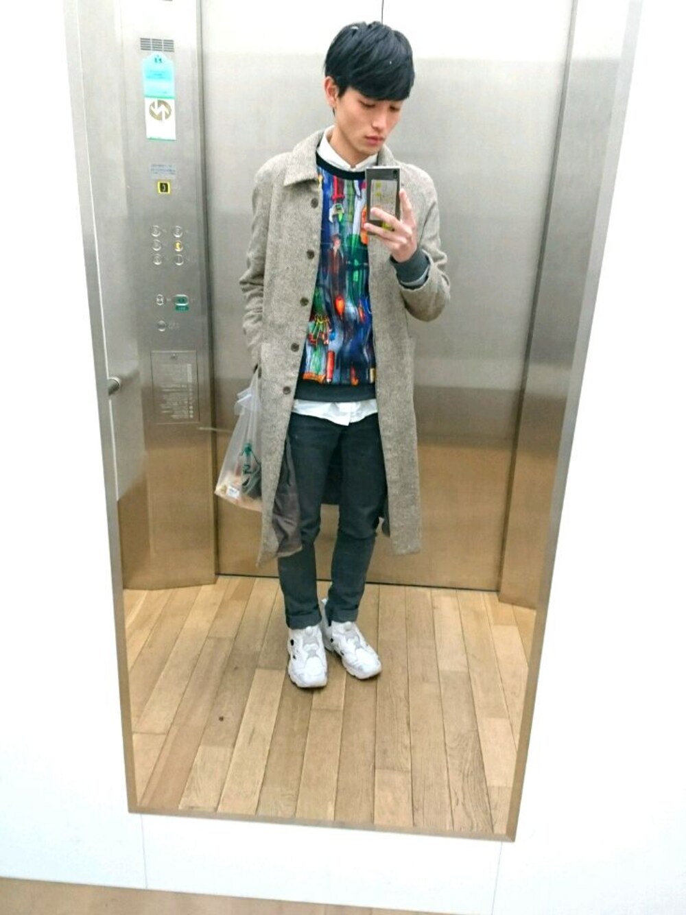 「ステンカラーコート」｜「ReebokのMy pomp furry
（スニーカー、ホワイト系）」を使った、たくみんさん（メンズ・168cm）の春コーディネートの1枚目の写真