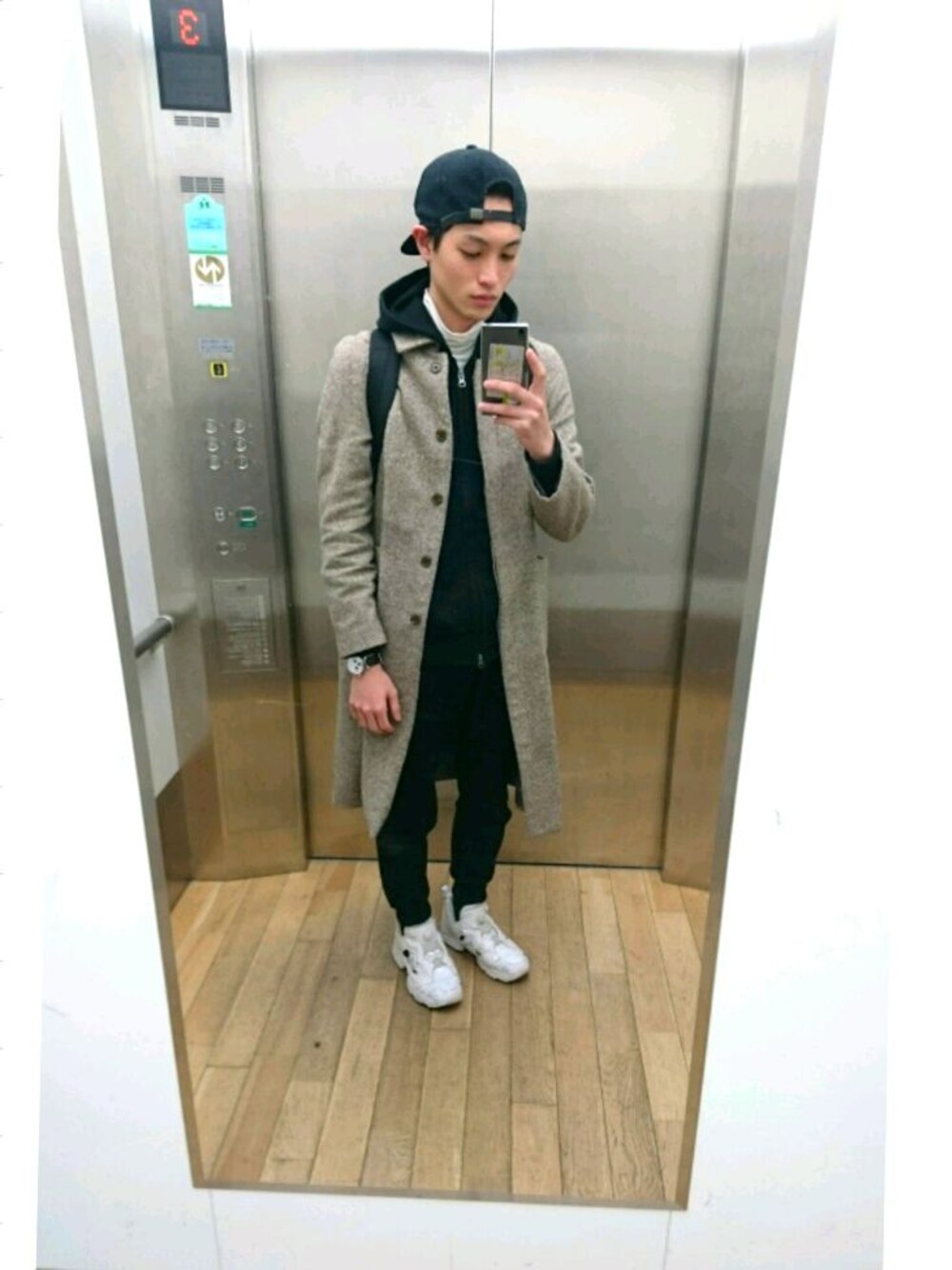 「カジュアル、スポーツミックス、モノトーン」｜「ReebokのMy pomp furry
（スニーカー、ホワイト系）」を使った、たくみんさん（メンズ・168cm）の春コーディネートの1枚目の写真