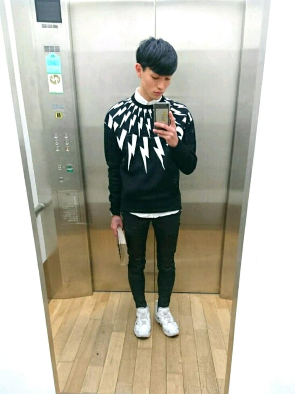 「モード、モノトーン」｜「ReebokのMy pomp furry
（スニーカー、ホワイト系）」を使った、たくみんさん（メンズ・168cm）の春コーディネートの1枚目の写真