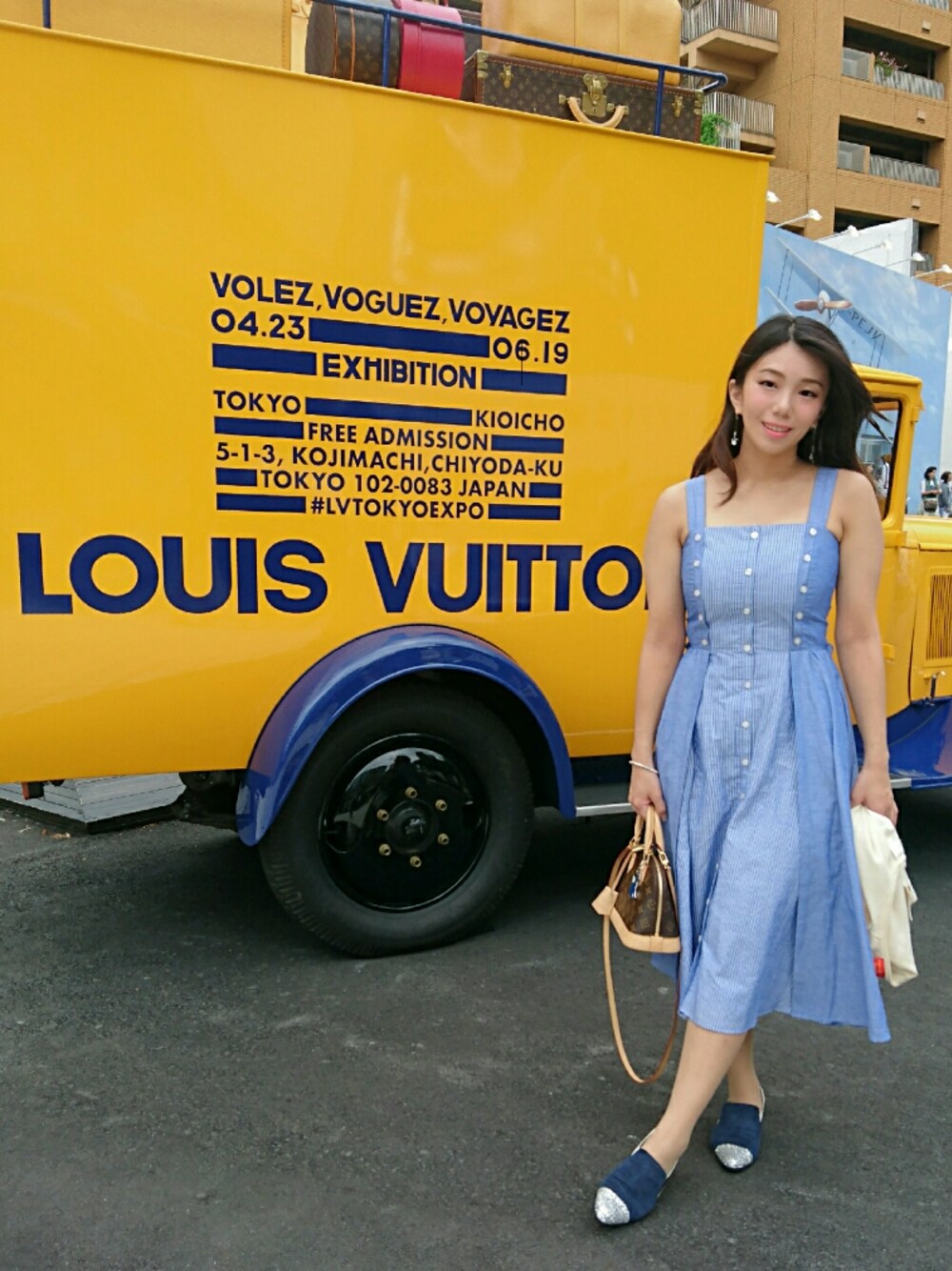 「夏、ワンピース、ルイヴィトン、キレイめ、フラットシューズ、デート」｜「 バックスタイルの後ろがかわいい（ワンピース、ブルー系）」を使った、なつみさん（レディース・162cm）の夏コーディネートの1枚目の写真