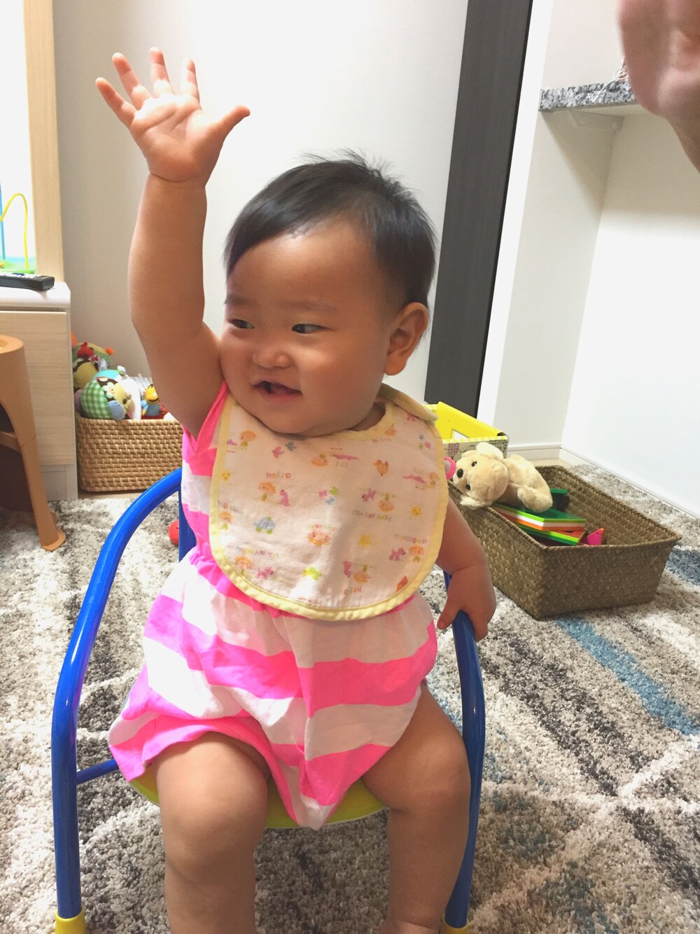 「おんなのこ、はだし、おすわり、ボーダー、ワンピース、ピンク、桃色、つむち、カジュアル、夏」｜「Carter'sのアイテム（ワンピース、ピンク系）」を使った、tsumugiさん（キッズ・80cm）の秋コーディネートの1枚目の写真